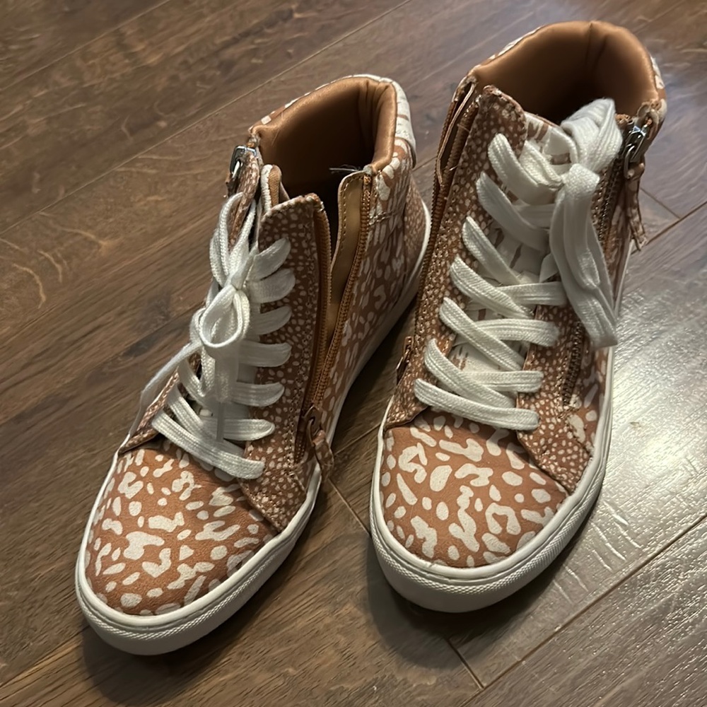 UNIVERSAL THREAD Brooklyn High Top Sneakers size 8 1/2